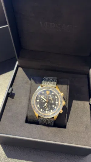 ساعة VERSACE مطليه ذهب استخدام خفيف جدا
