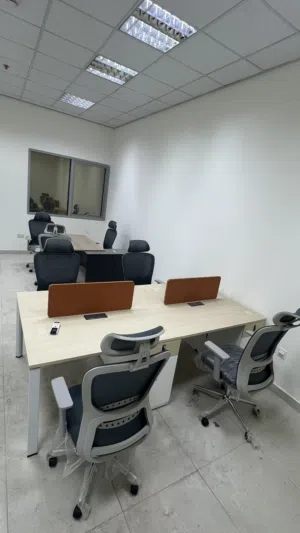 أثاث مكتب بحالة جديدة (لم يُستخدم)