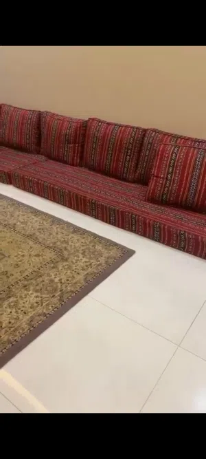 للبيع: طقم جلسة أرضية تراثية فاخرة مع السجاد والطاولة شوف الفيديو يوضح كل شي المنطقه الرفاع الحجيات