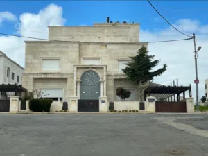 فيلا فاخرة مستقلة للبيع في الظهير
