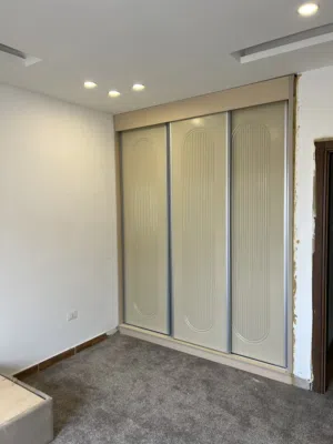 تفصيل خزائن خشب لاتيه جميع الموديلات والالوان تقطيع حسب اختيارك تواصل على الرقم بالوصف