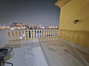 4غرفه وصاله مع بلكونة وغرفه خادمه للإيجار في مدينة الشامخه