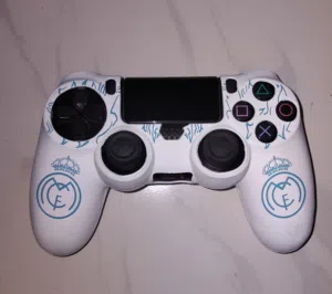 يد سوني فور نظيفه اصليه  ويوجد معها كفر لريال مدريد للبيع