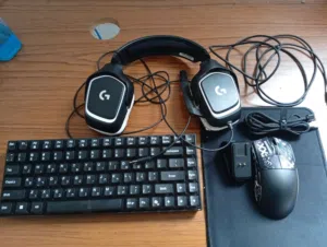 ماوس وايرلس جيمنغ مع كيبورد جيمنغ وسماعه جيمنغ وفوقهم ماوس باد هدية