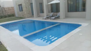 للبيع شاليه فخم راقي ومميز بتصميم مودرن في منتجع السيفة(Jebel Sifah Resort)تملك حر