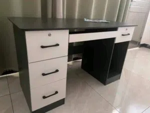 مكتب دراسي مع جوارير واقفال رمادي am-15 يجمع بين القوة والأناقة، مصمم ليلبي جميع احتياجاتك العملية