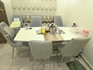 طاولة طعام فخمة  6 كراسي Beautiful and Luxurious wooden and faux marble table with 6 comfy chairs.
