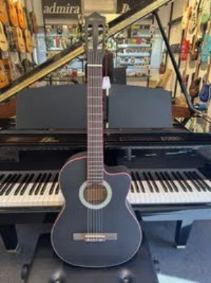 جيتار مورينو كلاسيك مع شنطة وطقم اوتار إضافي وريشة وعلاقة جيتار Moreno MCG30CBK