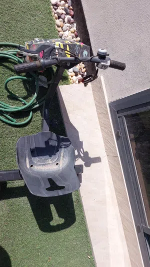 السلام عليكم سكوتر نظيف للبيع الان شاريه شاريه ب60 دينار ببيعه 15 دينار يحتاج الى شاحن وتصليح التاير