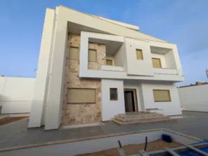 فيلا للبيع في عين زارة بالقرب من مستشفى الجلدية