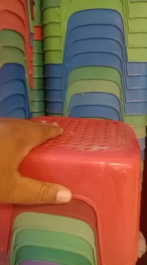 كراسي اطفال عدة الوان جديده على الشرط الكميه 1800 حبه اقل كميه للطلب 900 حبه