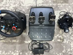 ستيرنج logitech g29 مع قير عادي من شركة logitech استخدام اقل من 5 اشهر