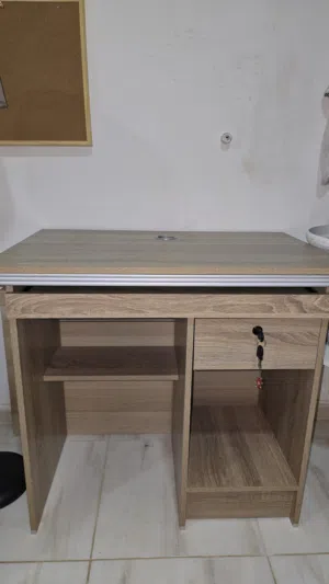 طاولة مكتبة كتب نظيفه جدا