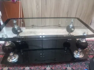 طاوله وسط و اثنين صغار زجاج لللبيع