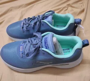 SKETCHERS SIZE 39
