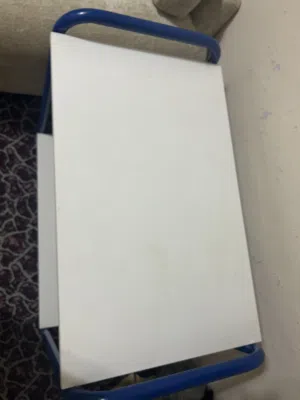 طاولة مكتب لاتيه والحديد ثقيل ، استعمال خفيف ، لون ابيض وازرق ، استعمال طالب جامعه بدرسش