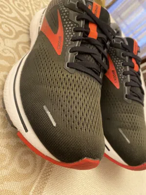Brooks Ghost 14 نظيف جداً • القياس: 46 • الطول: 30 cm • اللون: أسود مع تفاصيل باللون الأحمر