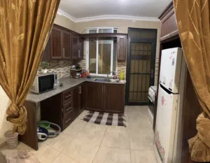 شقة مقروشة طابق  ارضي مكونه من مدخلين وغرفتين وصاله وحمام ومطبخ امريكي  بالقرب من بوابة الاثار