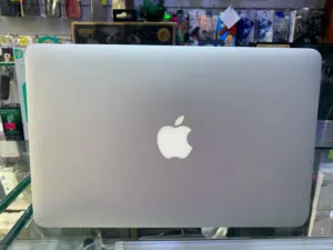 عليه نظام وندوز 11   apple mac book air 2013core i5
