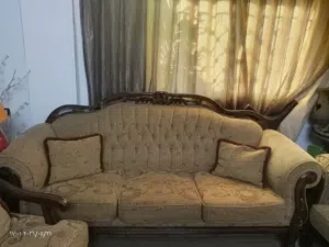 طقمين كنب مع بوفيه مستعمل بحاله الوكالة