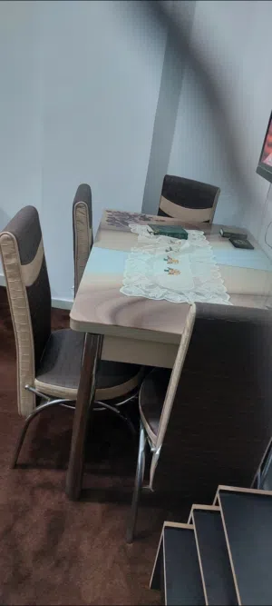 طاولة سفرة 6 كراسي بحالة ممتازة