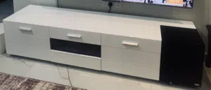 مكتبة تلفزيون بحالة ممتازة وجودة عالية