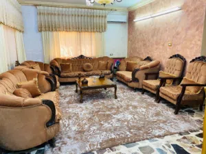 طقم كنبايات مستعمل بحالة جيدة مع طاولة الوسط والسجادة