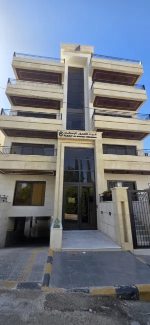 شقة ارضية مميزة للبيع في البنيات قرب شارع المطار مساحة 133 م2 مع تراس وكراج 60م2