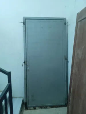 باب حديد بحاله ممتازه وسط بدون غال ضرفه يصلح خارجي او باب سطح اربد بيت راس