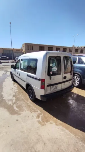 سياره نوع اوبل كومبو لنقل البضائع.