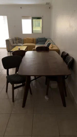 طاولة طعام مكونه من 5 كراسي