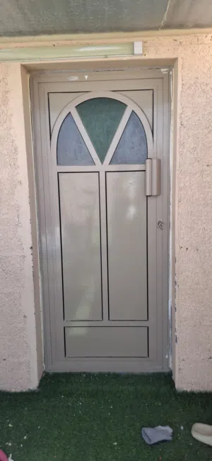 باب خارجي المنيوم بحريني شبه جديد