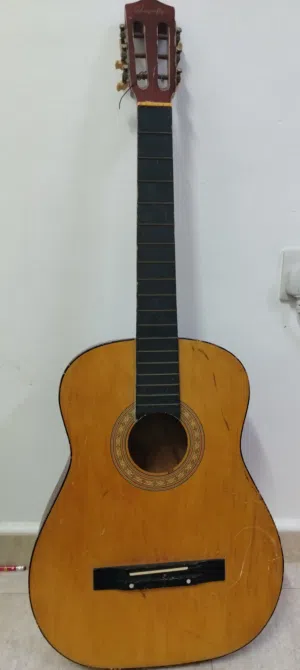 جيتار كلاسيكي (ينقصة أوتار) قابل للتفاوض