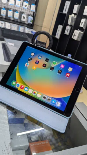 ipad 5 32 gb used good condition Used iPad 5 (32GB) in good working condition. Comes with protective