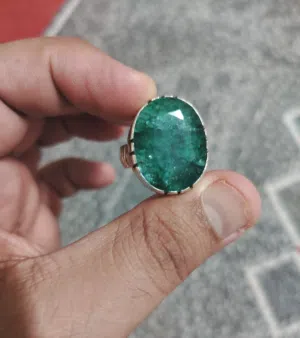 خاتم بحجر الزمرد الأفريقي الجميل