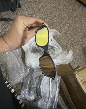 السلام عليكم عندي نظرات كارتون عدد 20حديد لبيع امزون اصليات