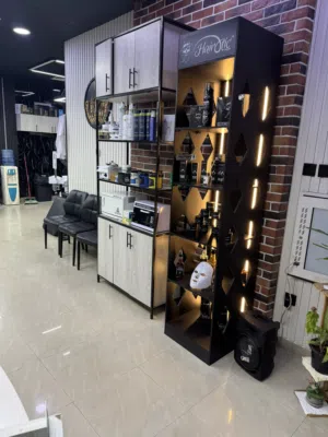 صالون حلاقة رجالية مجهز بالكامل