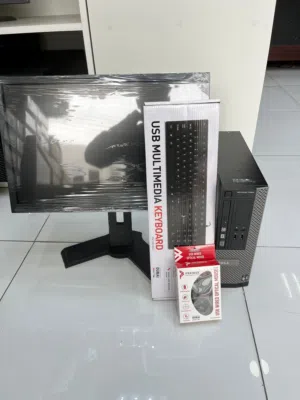 كمبيوتر مكتبي مع ملحقاته