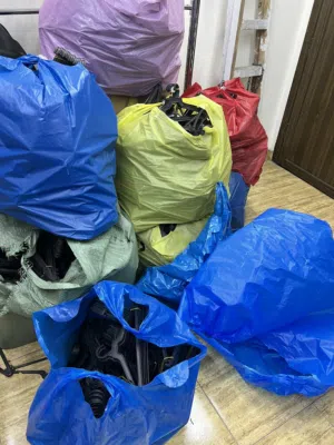 للبيع كمية كبيرة من علاقات الملابس (شماعات) بلاستيك - بحالة ممتازة