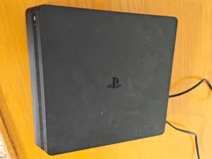 سوني فور سليم 800 غيغابايت مستعمل بحاله الجديد مع ثلاث يدات و CD كراش و سلك الباور 60