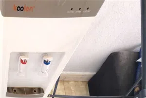 برادة مياه بارد ساخن بحالة جيدة جدا مع 4 قوارير مياه حجم كبير الجزيرة