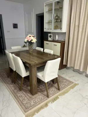 غرفة اكل متكاملة مع ستار وقطعة سجاد للبيع