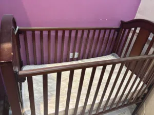 سرير اطفال مستخدم استخدام بسيط مع المترس ( المترس جديد ) ماركه juniors من mother care