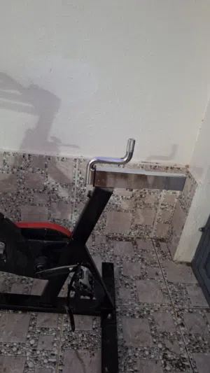 الجهاز الموضح في الصورة هو دراجة تمارين رياضية منزلية من نوع Spin Bike (دراجة سبيننج)، وتحديداً يشبه