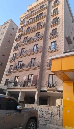 سكن في شقة غرفتين وصالة مؤثثة بالكامل بمنطقة الفروانية قطعة 4