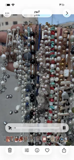 اكثر من 25 عقد من اللؤلؤ والأحجار الكريمه