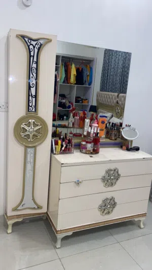 غرفه كامله بعد بيها زاويه وكوميديات يم جربايه والكنتور البيبان مالته موجودات يحتاج بس سكه ويتشكلن