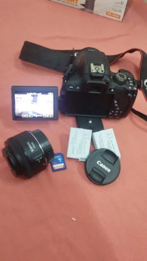 كاميرا كانون d700 شبه جديد مع عدستين