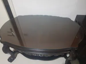 طاولة ضيوف وسط