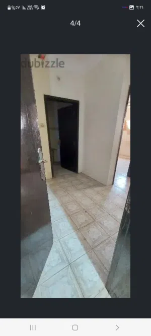 شقه للايجار ((على شارع البلديه بالمحرق))